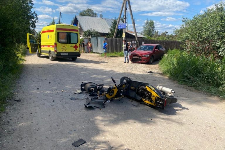 Скутерист пострадал при столкновении с легковушкой в Калининском районе