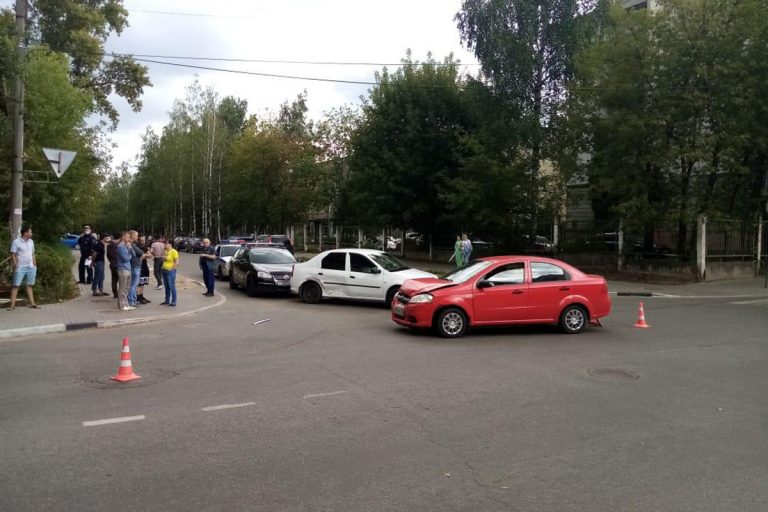 Женщина и ребенок пострадали при столкновении трех легковушек в Твери