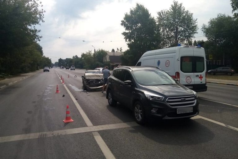 В Твери иномарка врезалась в машину, остановившуюся на запрещающий сигнал светофора