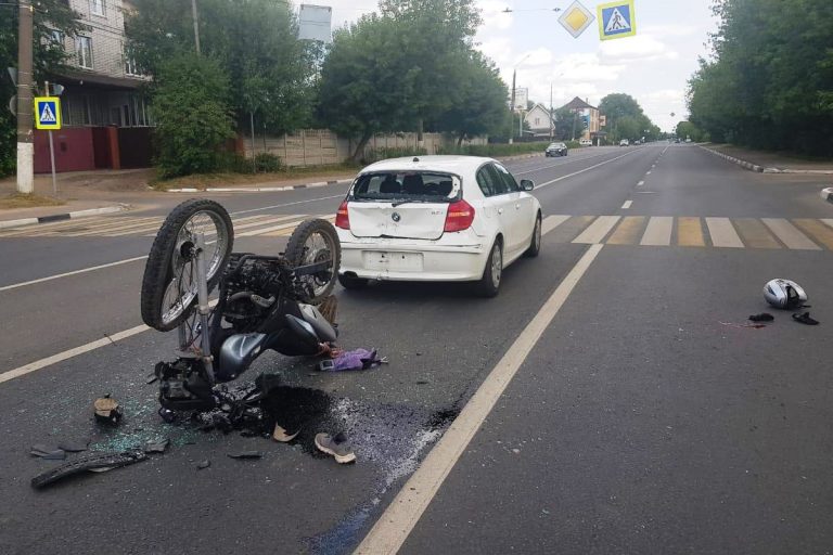Мотоциклист врезался в BMW в Заволжском районе Твери