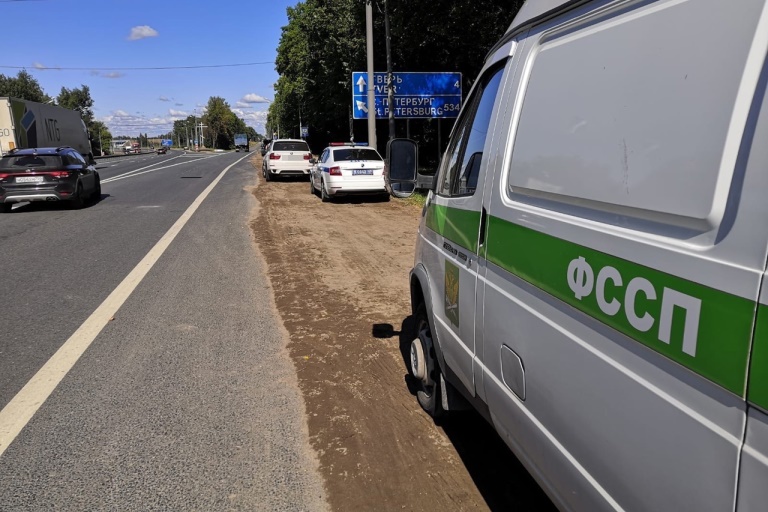 В Тверской области судебные приставы прямо на трассе арестовали элитную иномарку должника
