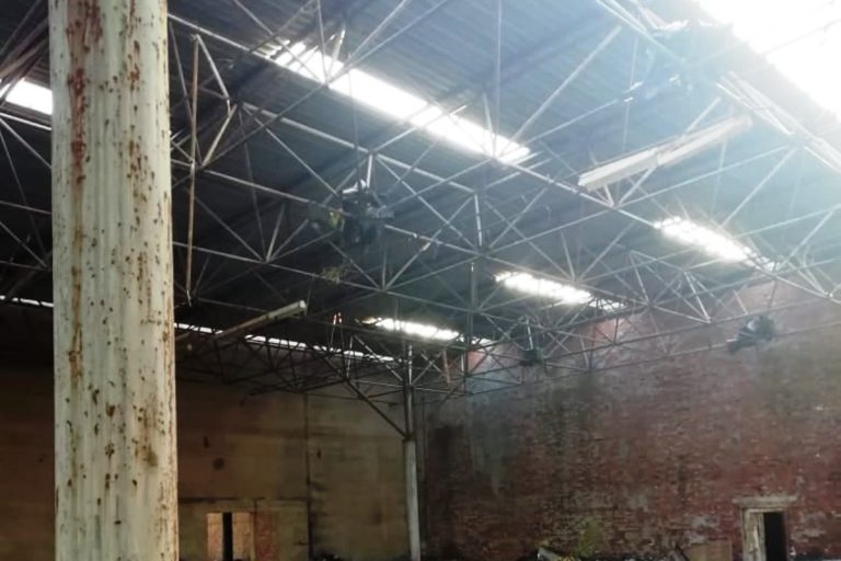 В Тверской области подросток во время работы сорвался с крыши