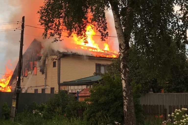В Заволжском районе Твери горел двухэтажный жилой дом