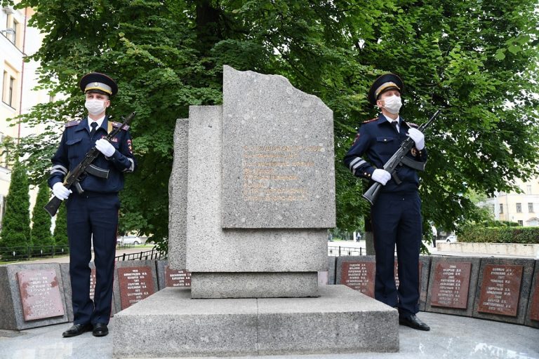 Игорь Руденя и Владимир Васильев поздравили сотрудников ГИБДД с предстоящим профессиональным праздником