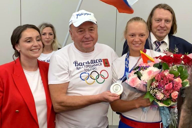 В аэропорту серебряного призёра Олимпиады Василису Степанову встретила делегация во главе с Юлией Сарановой