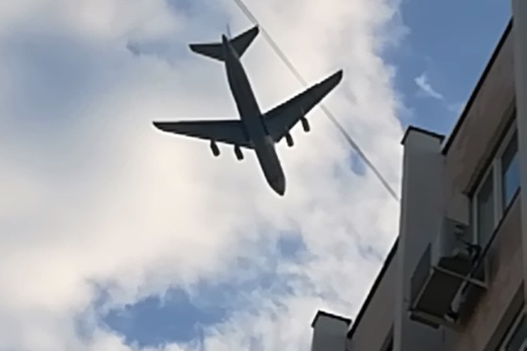 «Мы живем, будто в аэропорту»: Жители возмущены гулом и низкими полетами военных самолетов над Тверью