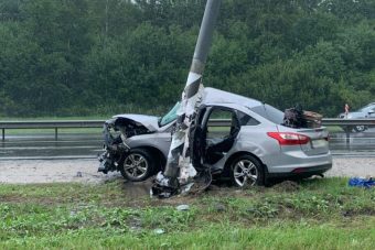 На М-10 в Тверской области врезался в столб Ford Focus