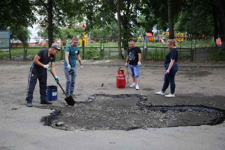 В Твери активисты своими силами латают ямы во дворах