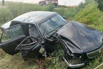 В Торжокском районе пьяный без прав улетел в кювет на «Волге» и врезался в дерево