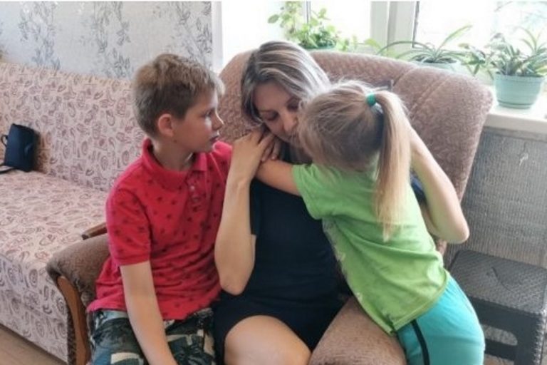 Жительнице Тверской области, в одиночку воспитывающей двоих детей, нужна помощь
