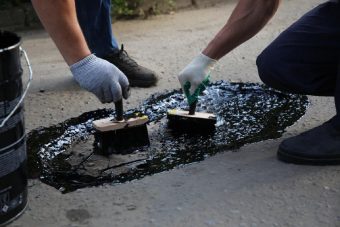 В Твери активисты своими силами латают ямы во дворах