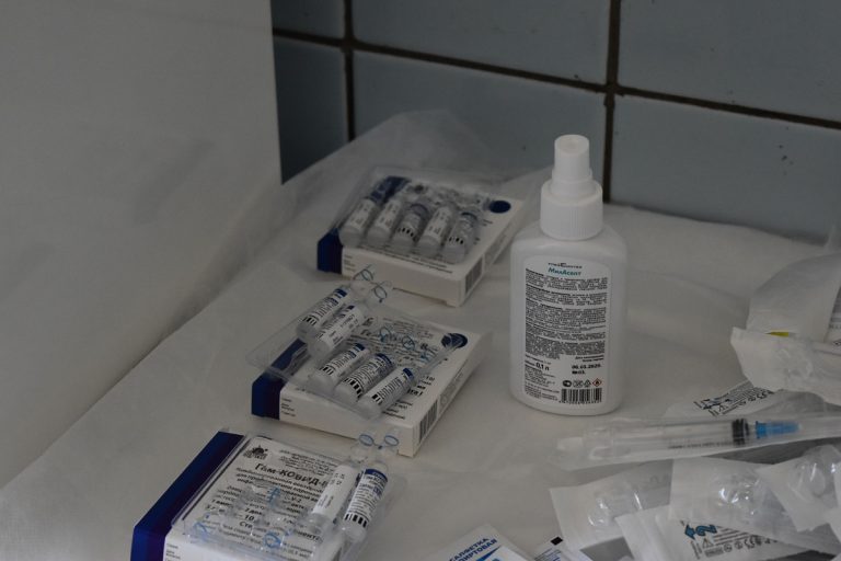 В Твери продолжается кампания по вакцинации сотрудников школ и детских садов