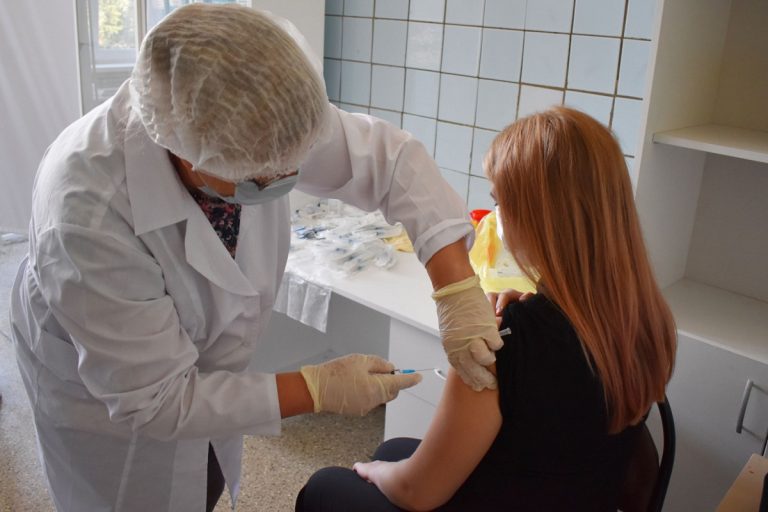 В Твери продолжается кампания по вакцинации сотрудников школ и детских садов