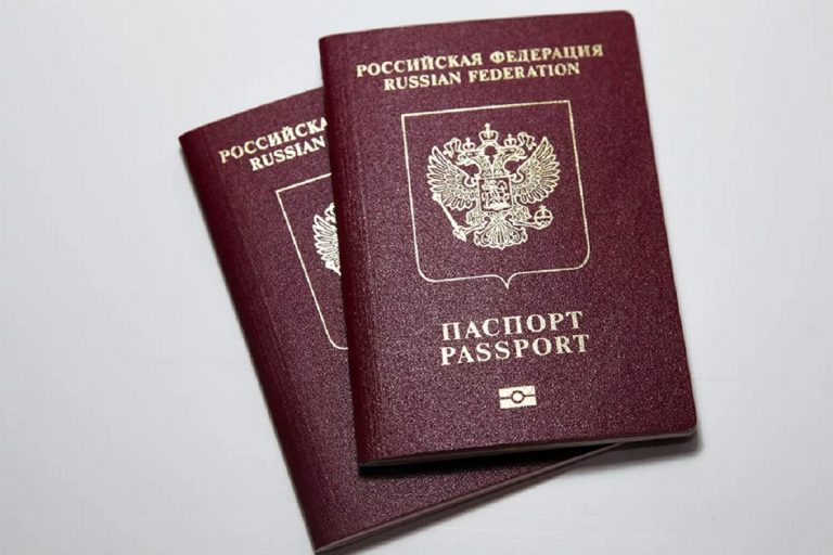У россиян смогут изымать заграничный паспорт