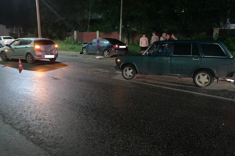 Молодая женщина пострадала в ДТП с участием трех автомобилей в Тверской области