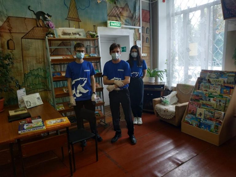 Тверские волонтеры подарили книги детской библиотеке имени Афанасия Никитина