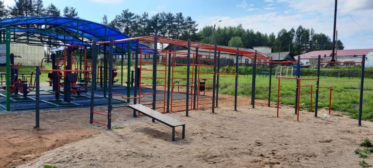 В Сандово после обращения жителей к губернатору установили новую спортивную площадку