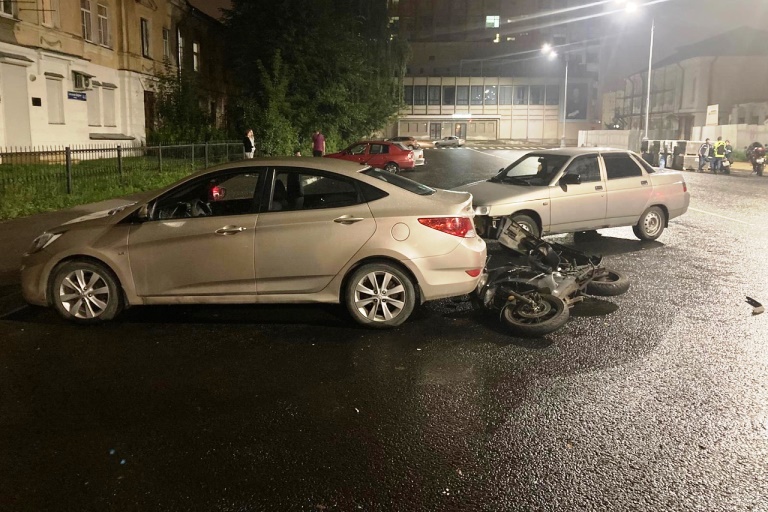 На набережной Степана Разина в Твери автомобиль сбил девушку на мопеде