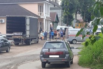 Следователи проверяют обстоятельства падения стены здания на рабочих в Тверской области