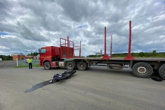 На М-9 в Тверской области столкнулись КамАЗ и мотоциклист