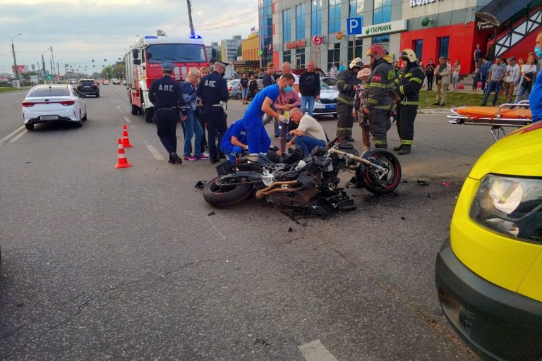 В микрорайоне Южный в Твери столкнулись мотоциклист и иномарка
