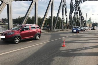 В Твери на Староволжском мосту столкнулись три автомобиля