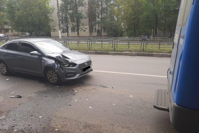 В Заволжском районе Твери столкнулись иномарка и автобус