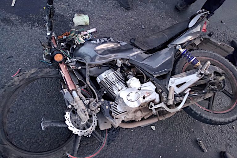 На М-9 в Тверской области столкнулись легковушка и мотоцикл