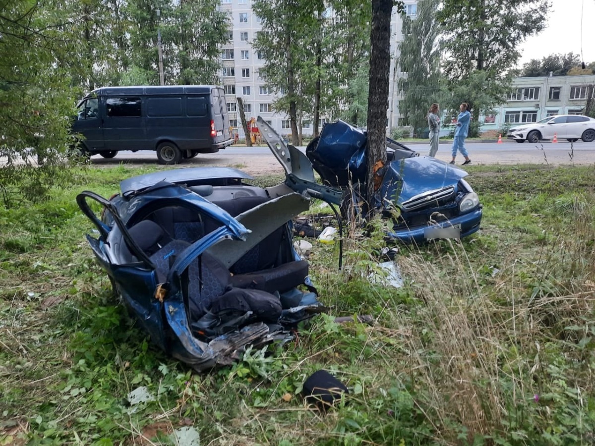 Два человека погибли в ночной аварии в Твери