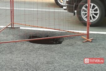 На одной из центральных магистралей Твери через неделю после ремонта провалился асфальт