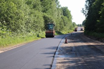 Завершена укладка нового асфальта на автодороге Вышний Волочек - Есеновичи - Кувшиново