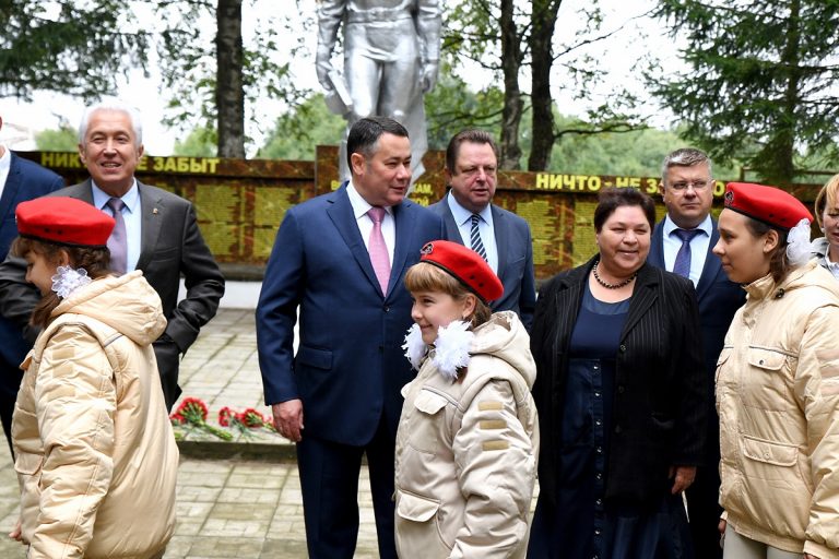Игорь Руденя посетил школу в поселке Мирный Торжокского района и возложил цветы к Мемориалу памяти