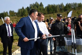 Губернатор Тверской области отпустил в водоем около 10 тысяч мальков стерляди