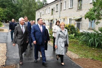 Игорь Руденя посетил школу в поселке Мирный Торжокского района и возложил цветы к Мемориалу памяти Игорь Руденя посетил школу в поселке Мирный Торжокского района и возложил цветы к Мемориалу памяти