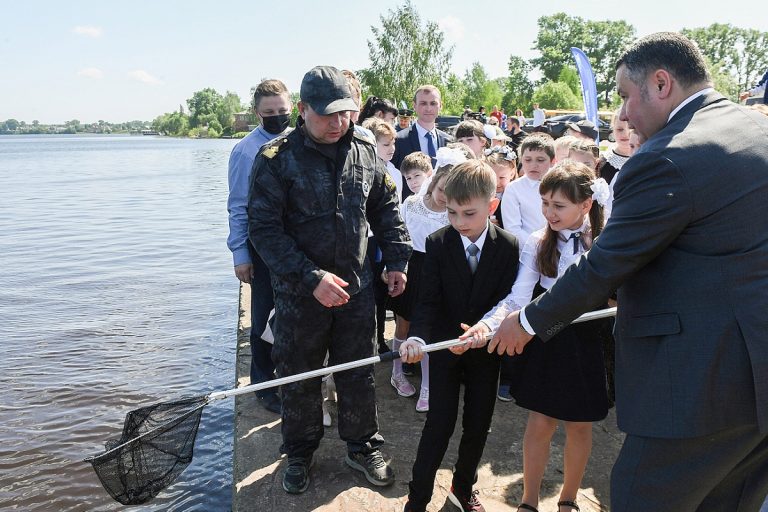 В водохранилища Тверской области выпустили около 36 тысяч мальков сазана, толстолобика и стерляди