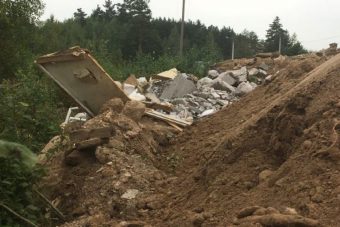 В деревне под Тверью незаконно сваливали строительный мусор В деревне под Тверью незаконно сваливали строительный мусор