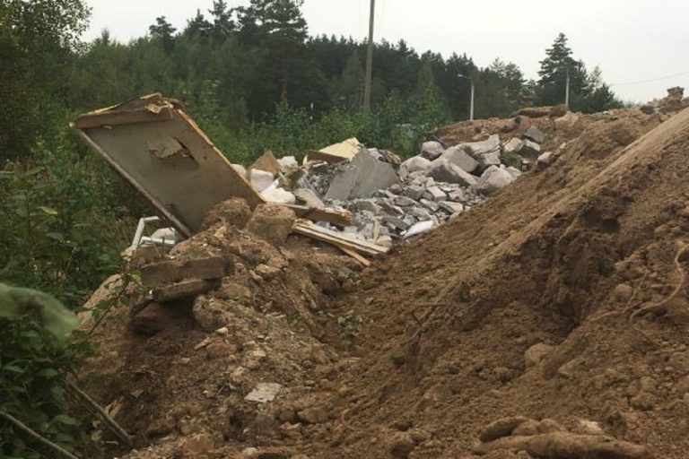 В деревне под Тверью незаконно сваливали строительный мусор