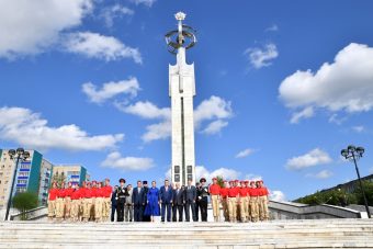 Игорь Руденя возложил цветы к Обелиску Победы в Удомле