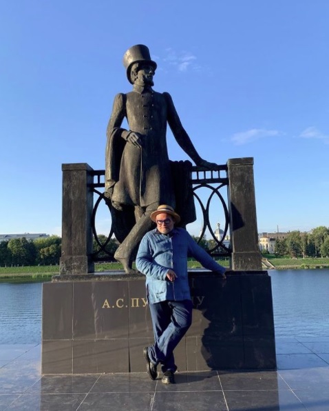 Историк моды Александр Васильев зявил, что является прототипом памятника Пушкину в Твери
