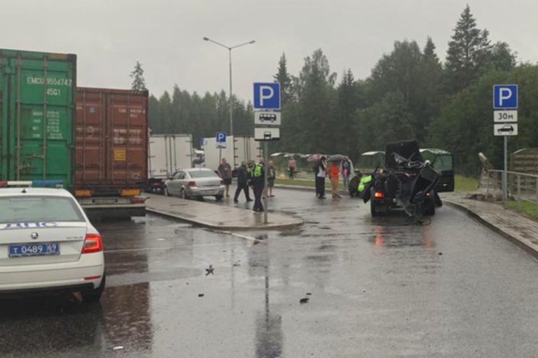 Два человека погибли и два пострадали в страшном ДТП на трассе М-11 в Тверской области