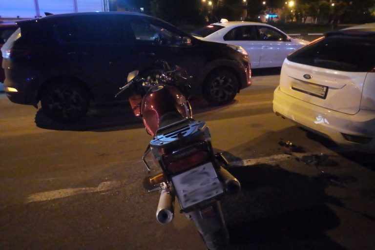 Мотоциклист пострадал, столкнувшись с двумя машинами в Твери