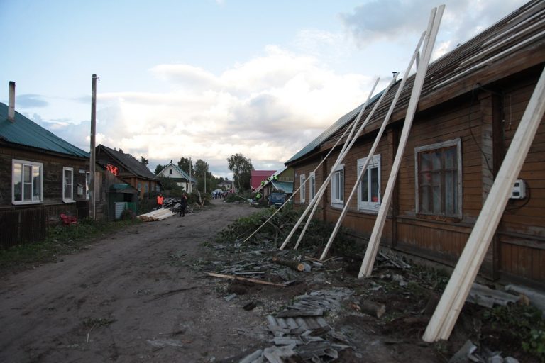 В Андреаполе с пострадавших от стихии улиц вывезено более 1600 тонн различного мусора, убрано 165 поваленных деревьев