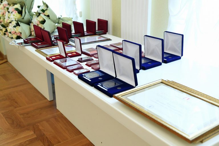 В канун Дня Государственного флага России вручены награды жителям Тверской области