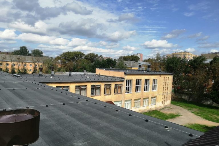 В Твери привели в порядок крышу начальной 27 школы