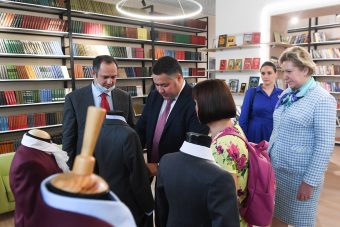 Многодетным семьям в Тверской области начали бесплатно выдавать школьную форму
