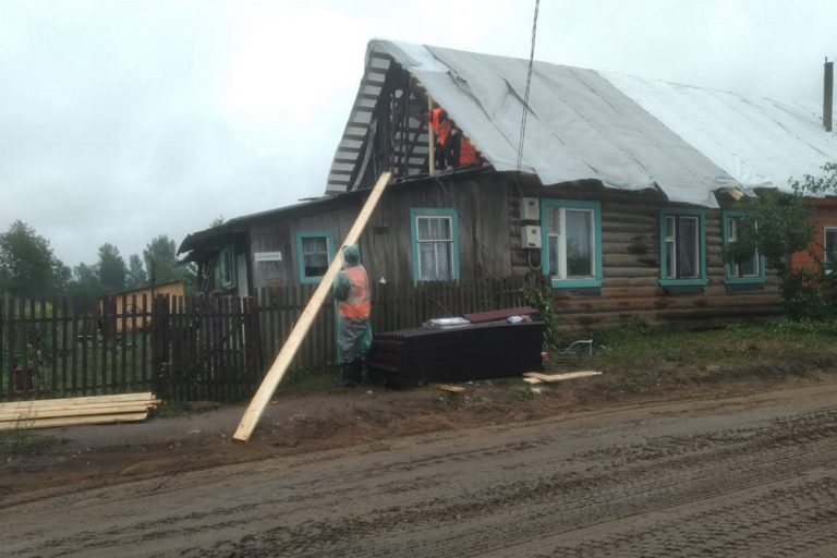 В Тверской области восстанавливают дома и электричество на пострадавшей от торнадо улице