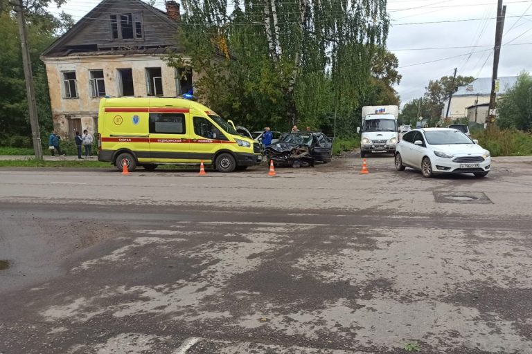 В Тверской области в ДТП с участием двух автомобилей пострадали четыре человека