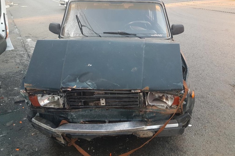 В столкновении двух автомобилей в центре Твери пострадали оба водителя
