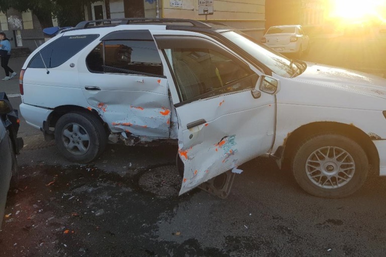 В столкновении двух автомобилей в центре Твери пострадали оба водителя