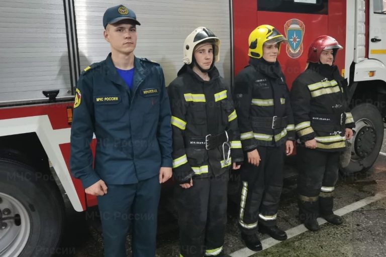 В Твери пожарные вынесли женщину из задымленной квартиры В Твери пожарные вынесли женщину из задымленной квартиры